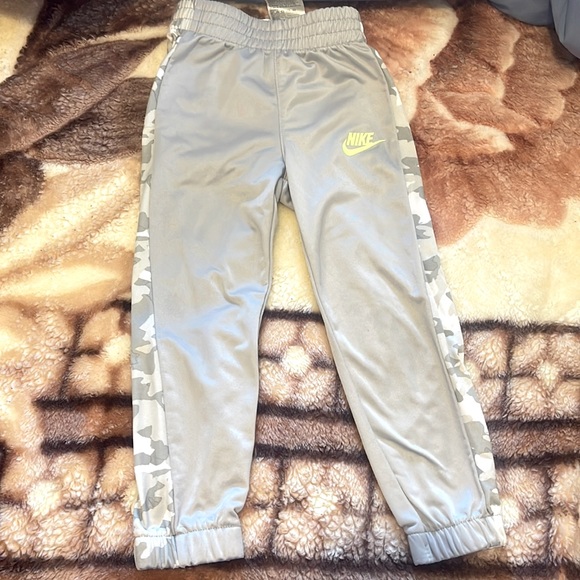 Sweatpants & Joggers - Picture 1 of 5
